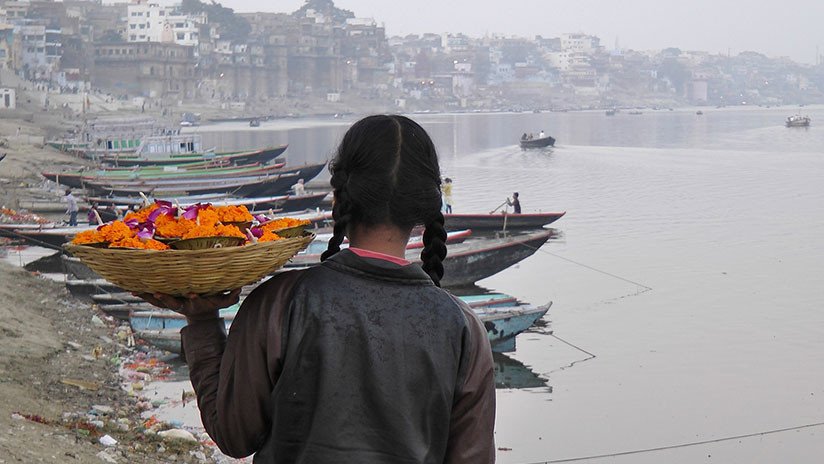 India: Dos hombres filman la violación de una mujer que rezaba en el río Ganges