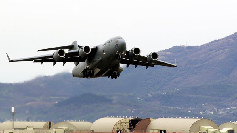 VIDEO: Un avión militar sorprende a ciudadanos de Australia con un vuelo rasante