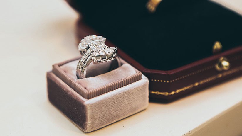 VIDEO: Turista se traga un anillo de diamantes de 40.000 dólares robado de una joyería