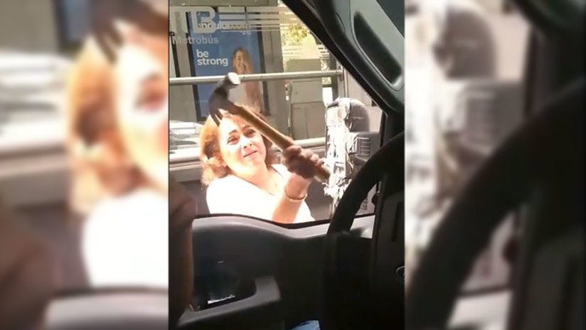 VIDEO: Chocan el auto de 'Lady martillo' y se venga violentamente