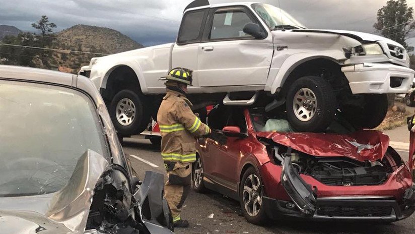 "Escena sacada de Hollywood": Una camioneta aterriza sobre un coche tras chocar con otro auto (FOTO)