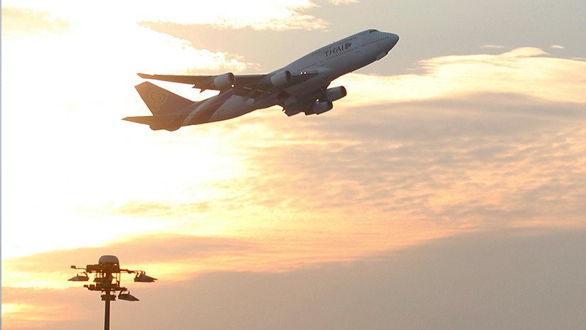 VIDEO: Un Boeing 747 con 115 ocupantes se sale de la pista al aterrizar en el aeropuerto de Bangkok