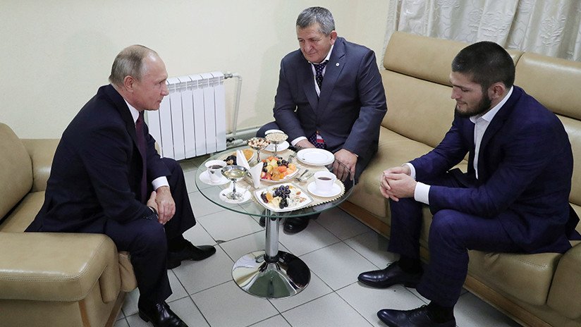 "Si nos atacan, podemos saltar tal manera que no parezca poco": Putin comenta con Khabib la trifulca