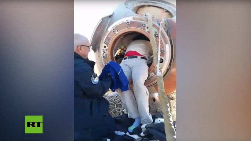 VIDEO: Evacúan de la cápsula a la tripulación de la nave Soyuz tras su aterrizaje de emergencia