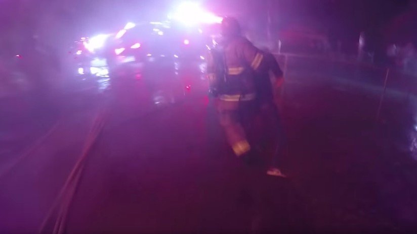 VIDEO: Dramático rescate por bomberos de un hombre en una casa en llamas en EE.UU.