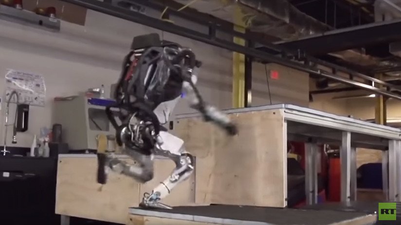 VIDEO: Un androide de Boston Dynamics salta varios obstáculos como un especialista de 'parkour'