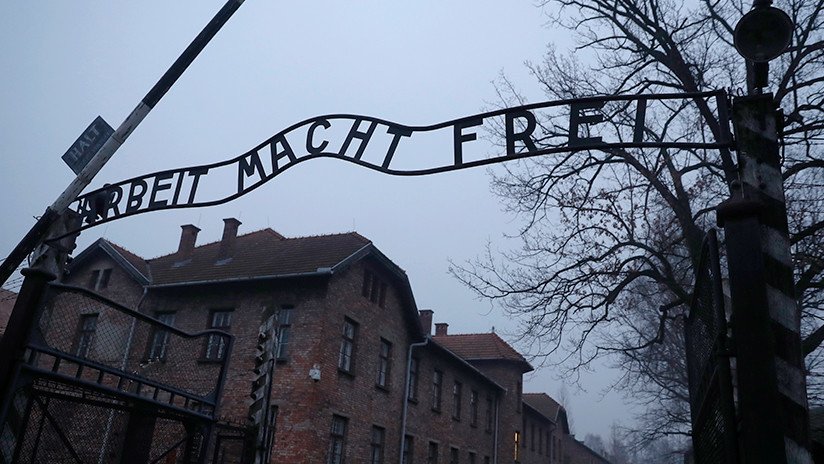Tres adolescentes realizan el saludo nazi en las puertas de Auschwitz y cuelgan la foto en Instagram