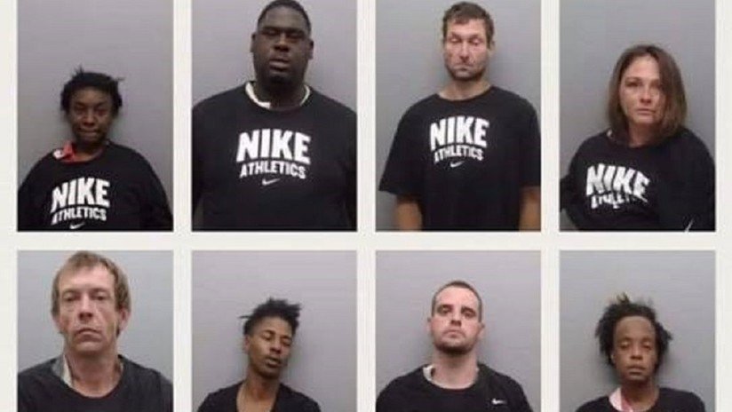 FOTO: Policías en EE.UU. obligan a detenidos a vestir camisetas de Nike mientras los fichan