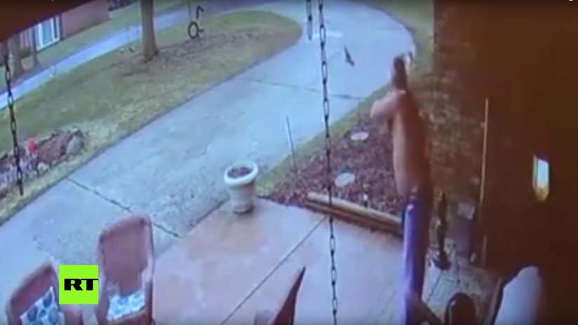 VIDEO: Un menor afroamericano recurre a un vecino por ayuda y este casi lo mata