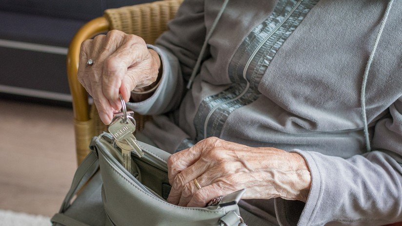 FOTOS: Se disfraza de la anciana a la que cuida y retira todo el dinero de su cuenta bancaria