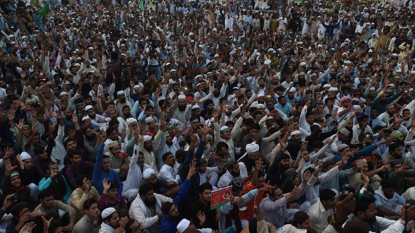 FOTOS: Miles de pakistaníes exigen la muerte de una mujer cristiana condenada por insultar al islam