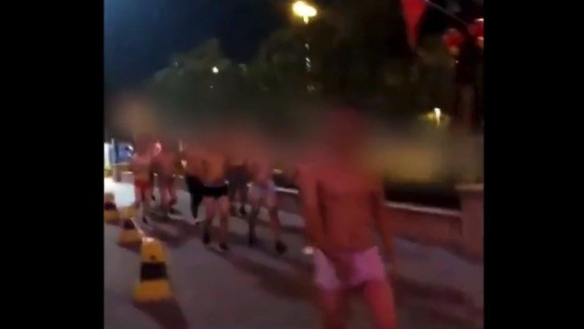 VIDEO: Obligan a correr en calzoncillos al personal de un 'fitness' en China por malas ventas