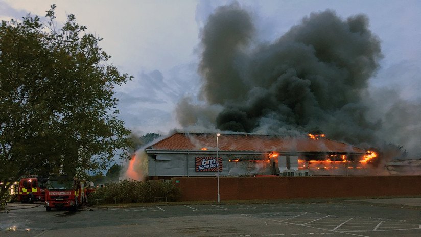 McDonald's se disculpa por negar bebidas a unos bomberos que combatían un enorme incendio