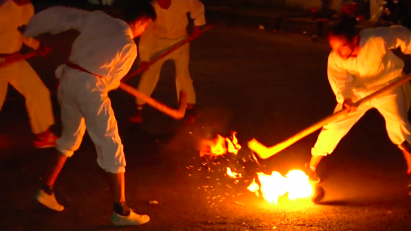 VIDEO: Mexicanos luchan por una bola en llamas durante un ancestral juego indígena