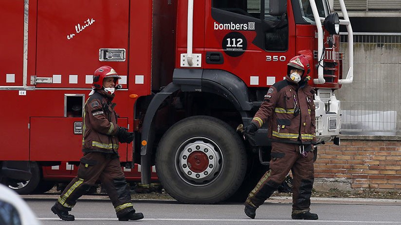 Hospitalizan a 18 personas por un incendio en un bloque de pisos en Barcelona