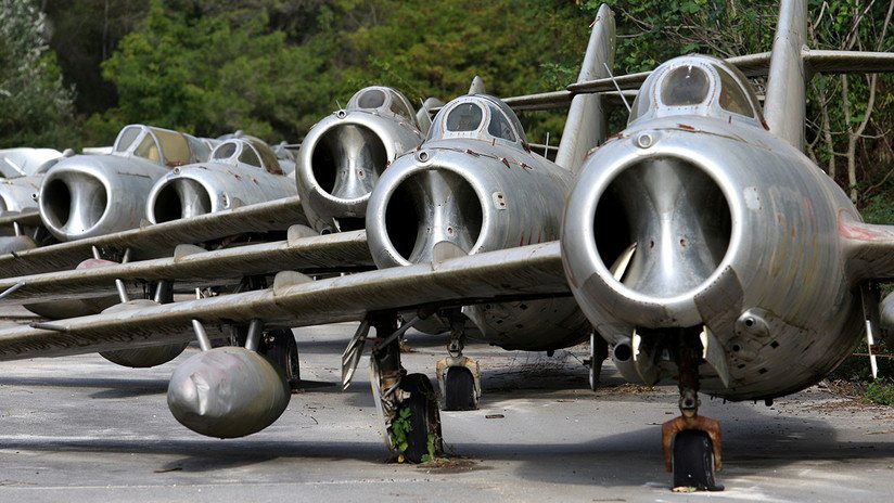 El 'cementerio' de aviones militares soviéticos de la base aérea de Kucove, en imágenes