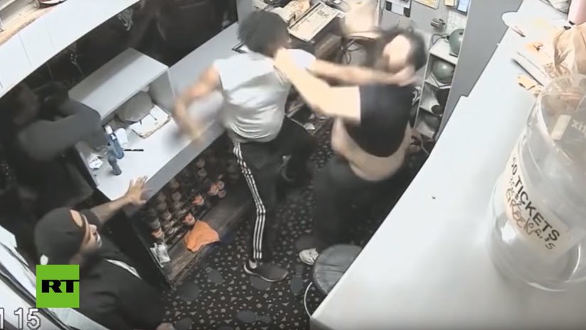 VIDEO: Un grupo de matones agreden al empleado de una bolera con un bolo