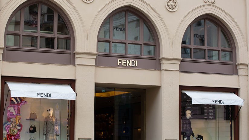 FOTO: Fendi escandaliza a las redes al publicitar bufandas que parecen vulvas