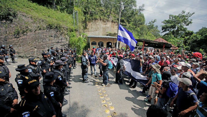 Policía detiene a líder de la caravana de migrantes hondureños tras amenazas de Trump
