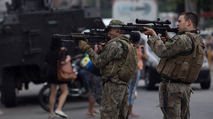 VIDEOS: Cinco atracadores armados emplean a unos 25 rehenes como escudo humano en Brasil