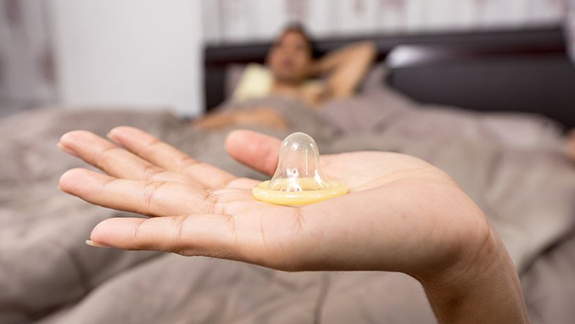 Científicos crean un preservativo que se lubrica solo