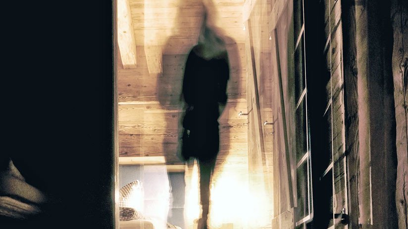 Una mujer afirma haber fotografiado a dos fantasmas en un museo de Londres (IMAGEN)