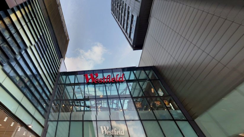 Hombre cae de la última planta y aterriza sobre una mujer en un centro comercial de Londres (FOTOS)