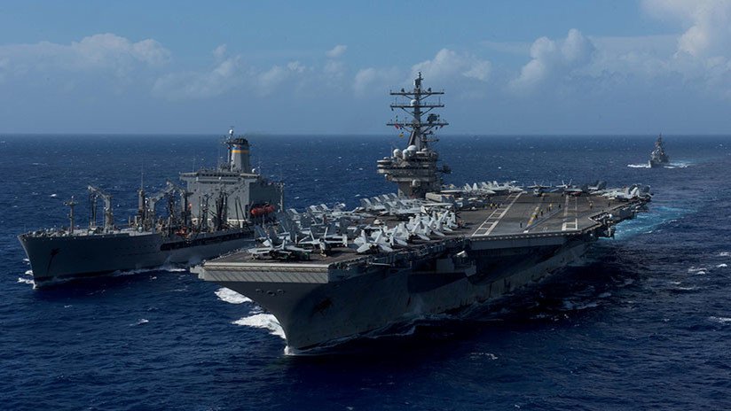 Un helicóptero de EE.UU. se estrella contra el portaviones militar USS Ronald Reagan