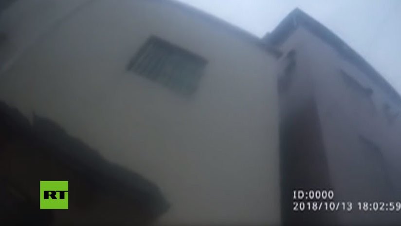 Bombero hace de 'colchón humano' y salva a un hombre que saltó de un tercer piso en China (VIDEO)  