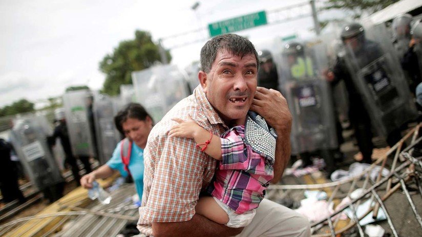 La caravana de la desesperación: Migrantes centroamericanos cruzan la frontera con México
