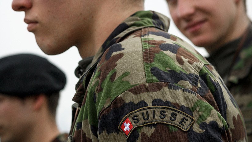 VIDEO: Soldados suizos arrojan piedras contra un joven recluta
