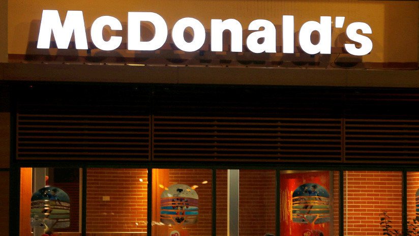 Solo faltó el payaso Ronald: Estalla una pelea 'estilo wrestling' en medio de un McDonald's (VIDEO)