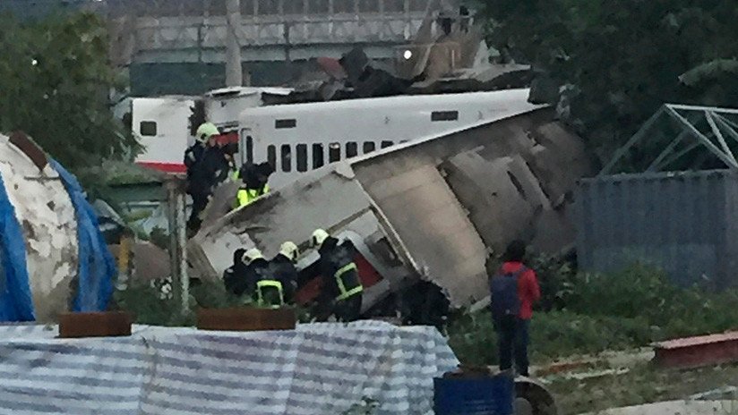 FOTOS, VIDEO: Al menos 18 muertos y 178 heridos al descarrilar un tren en Taiwán 