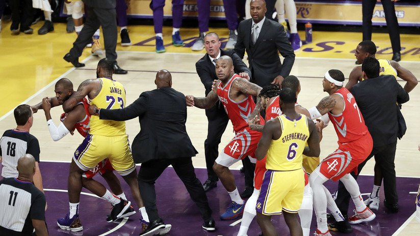 VIDEO: El abominable gesto que detonó una pelea entre los Lakers y los Rockets en la NBA