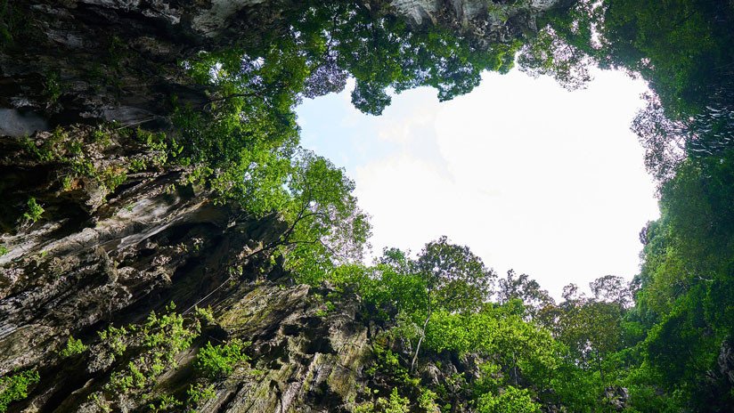 VIDEO: En un gigantesco socavón de China descubren cueva del tamaño de dos pirámides de Guiza