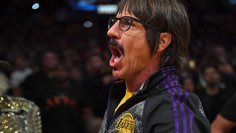 Conducta inapropiada: Expulsan al vocalista de Red Hot Chili Peppers de un partido de la NBA (VIDEO)