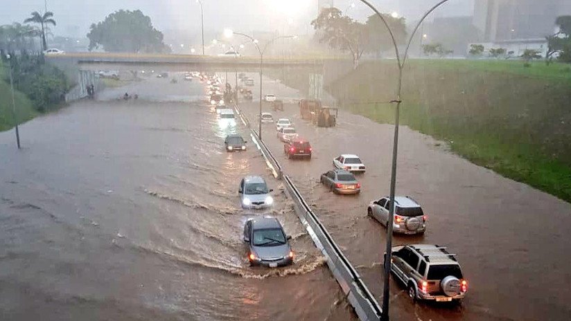 FOTOS, VIDEOS: Una torrencial lluvia convierte en ríos varias vías de Caracas