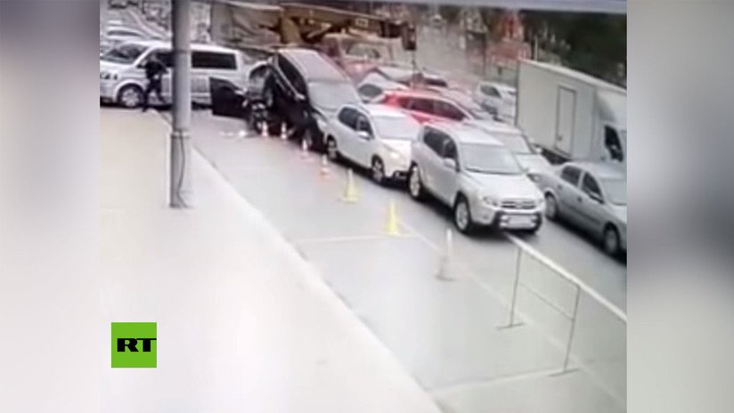 VIDEO: Una grúa fuera de control arrolla 20 automóviles estacionados en Ucrania