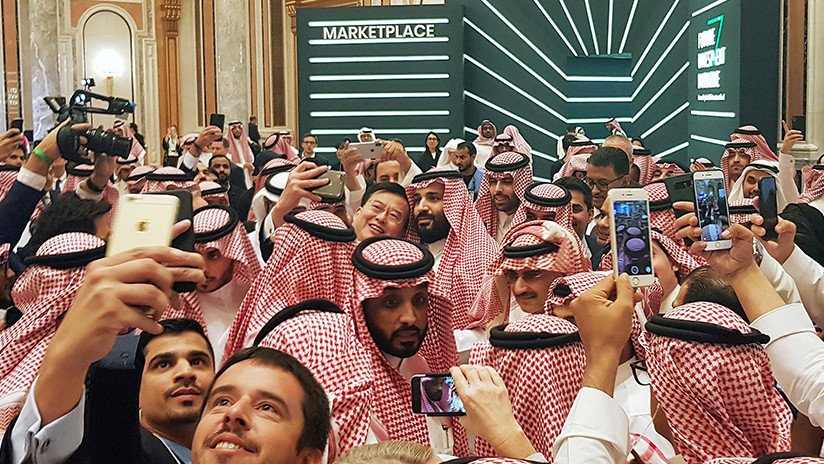 VIDEO: Príncipe heredero saudita, casi aplastado por multitud enloquecida por tomarse fotos con él