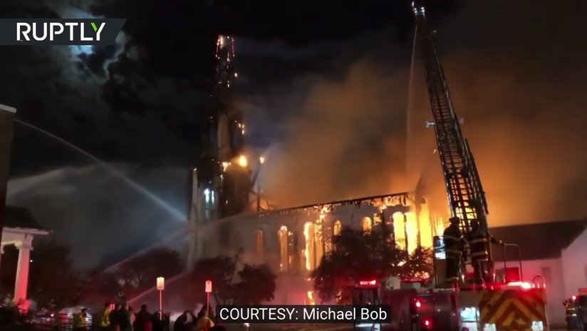 VIDEOS: Un rayo provoca un incendio en una iglesia de 150 años y la deja reducida a cenizas