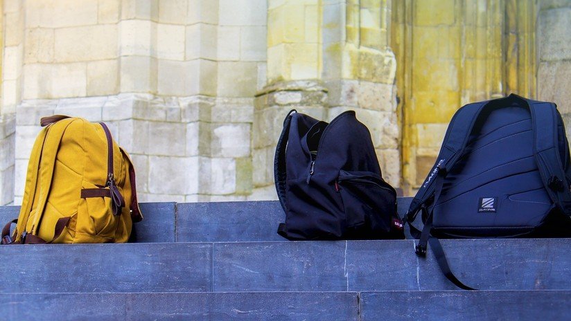 FOTO: Una escuela prohíbe las mochilas y un estudiante lleva sus libros en un microondas