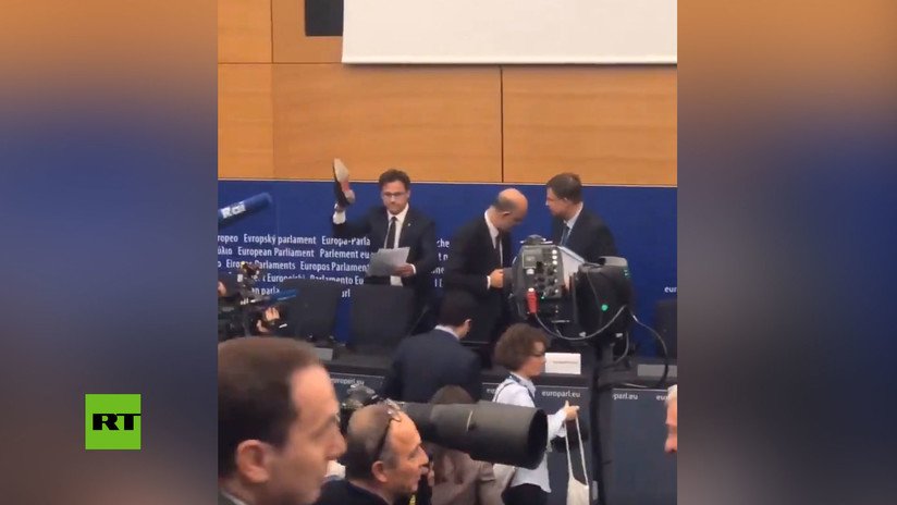 VIDEO: Eurodiputado de la Liga Norte pisa los papeles de un comisario con zapatos "hecho en Italia"