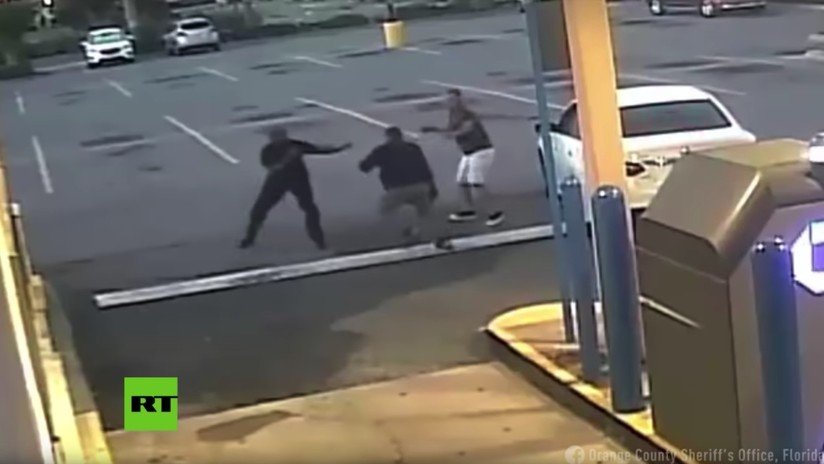 VIDEO: Hombres pelean con un ladrón que intentaba robar a una mujer en EE.UU.