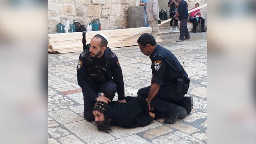 VIDEO: Agentes de seguridad israelíes usan la fuerza contra sacerdotes frente al Santo Sepulcro