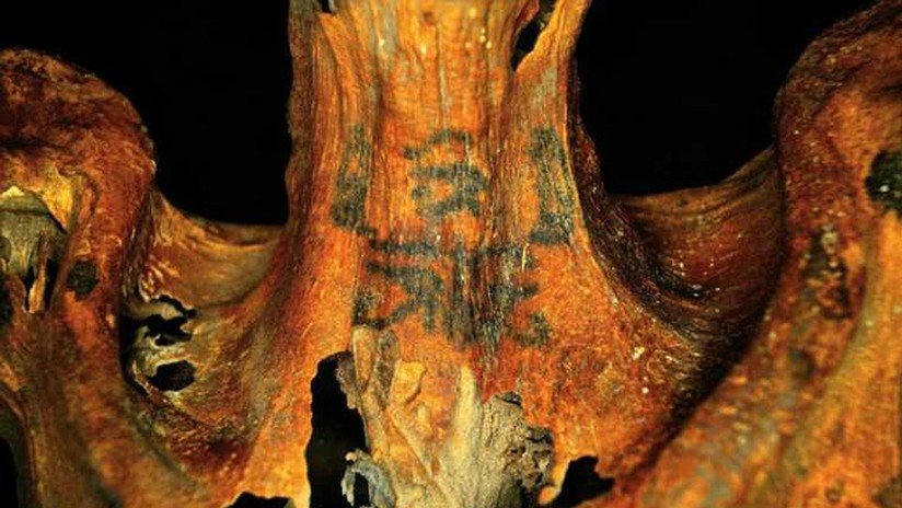 La momia de una supuesta sacerdotisa luce los tatuajes figurativos más antiguos que se hayan visto