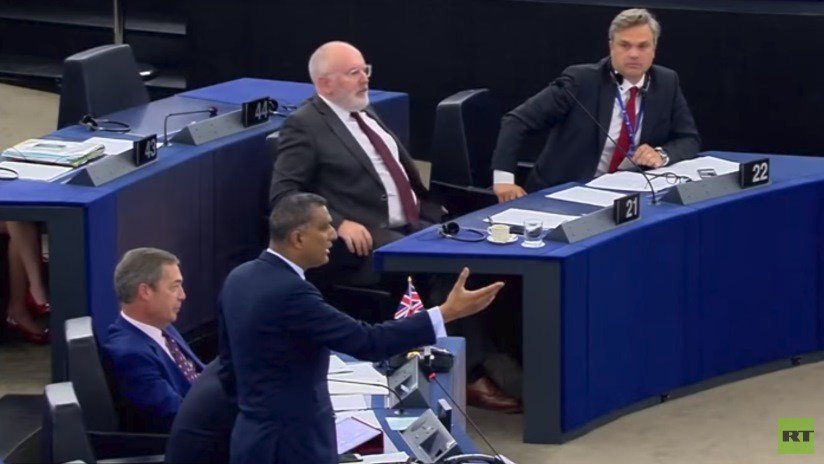 El líder conservador del Parlamento Europeo asegura que Hitler fue socialista y lo llaman idiota