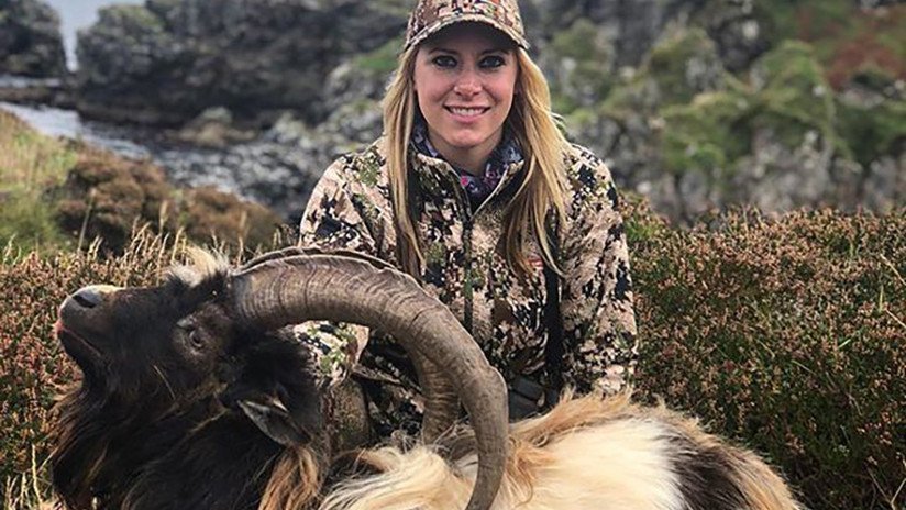 FOTOS: Una cazadora posa con el cadáver de una cabra y la Red no la perdona 