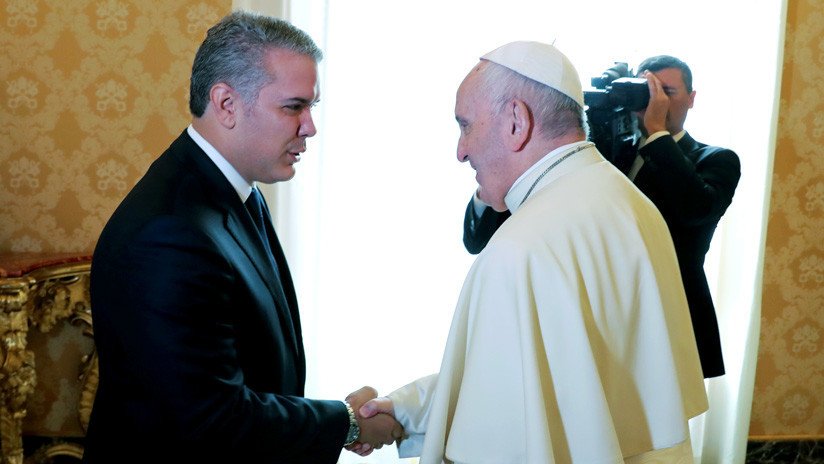 Colombia: Duque habría dejado plantados a periodistas para llevar a su familia a ver al papa