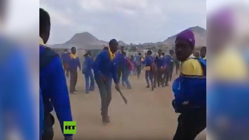 VIDEO: Violenta batalla con machetes entre escolares en Sudáfrica