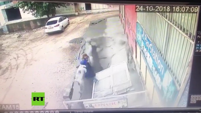 VIDEO: Un socavón 'se traga' a dos mujeres en una ciudad de Turquía